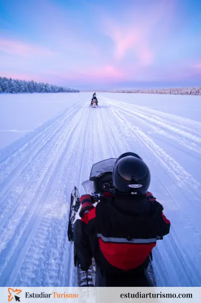 Ejemplos de turismo experiencial - Excursión en motos de nieve